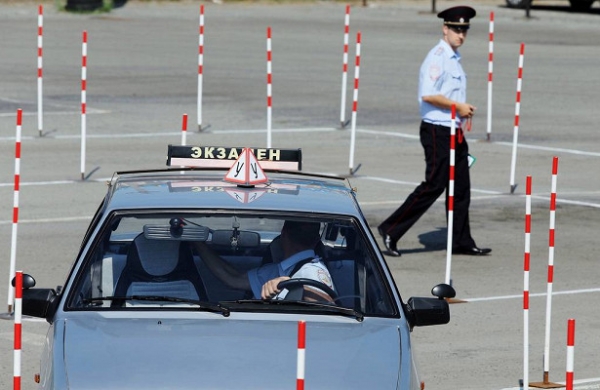 Россиянам усложнят получение прав на авто