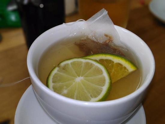 Горячий чай опасен при простуде, заявил диетолог