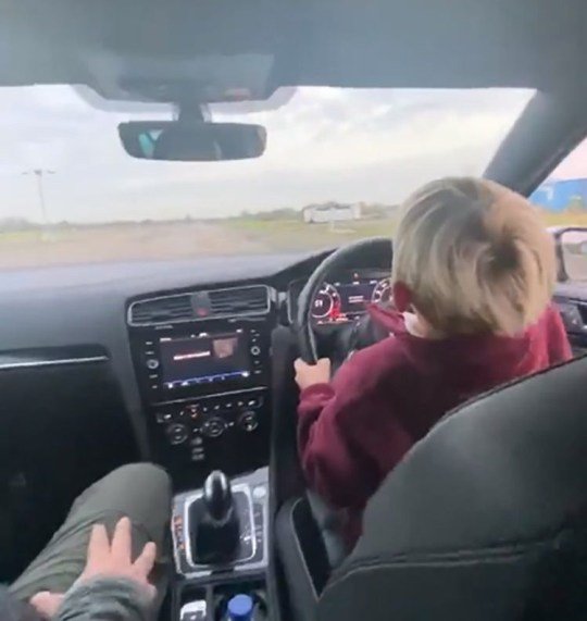 Отец усадил за руль шестилетнего сына и потребовал разогнаться