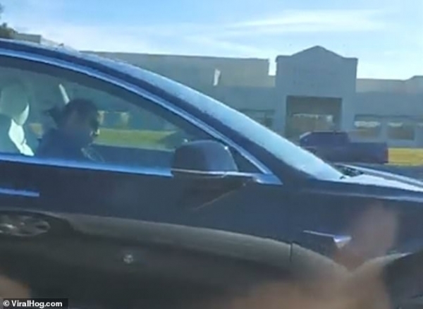 Водителя Tesla заметили спящим во время поездки по шоссе