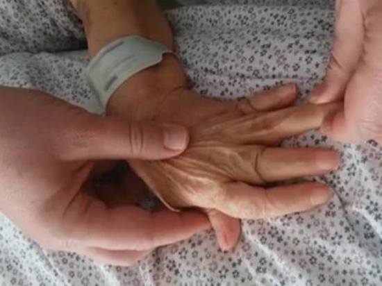 В турецкую больницу попала женщина с пальцами - "подзорными трубами"