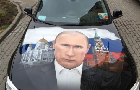В России на продажу выставлен BMW с портретом Путина