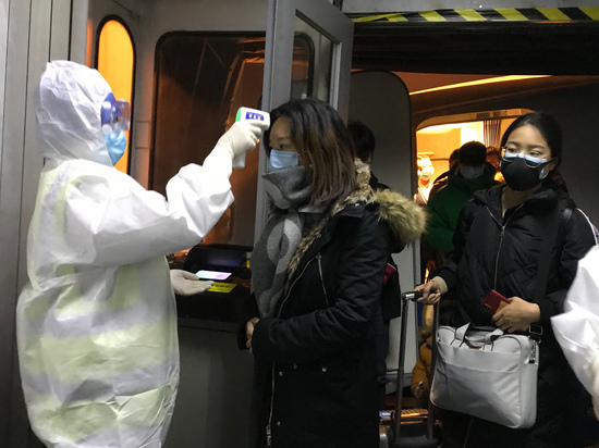 Сотрудники аэропортов рассказали как проверяют пассажиров на коронавирус