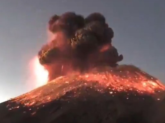 В Мексике произошло извержение вулкана Попокатепетль