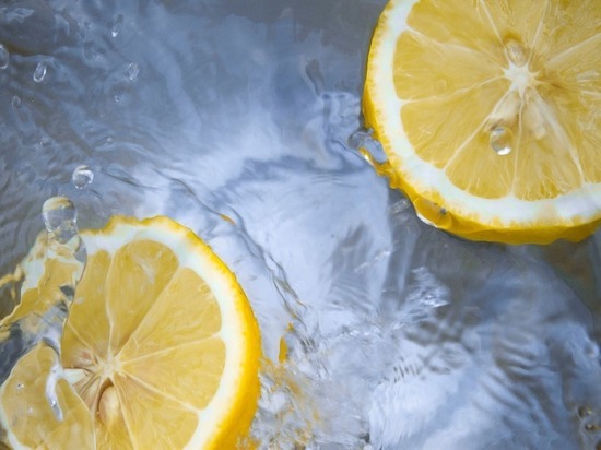 Диетолог опроверг пользу от воды с лимоном