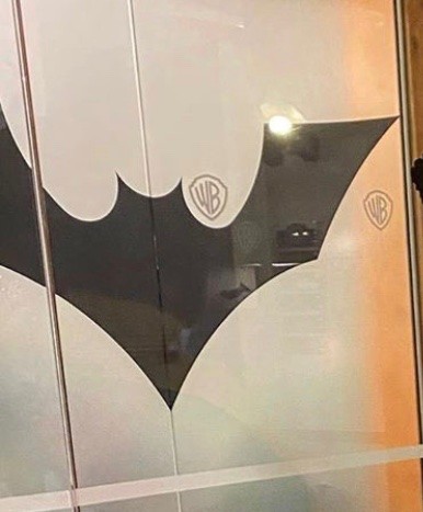 Возможное лого новой игры о Бэтмэне заметили на двери лифта в офисе WB Montreal