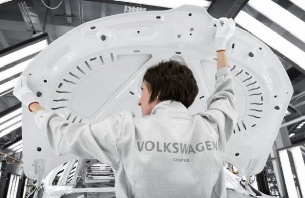 Volkswagen останавливает сборку автомобилей в России
