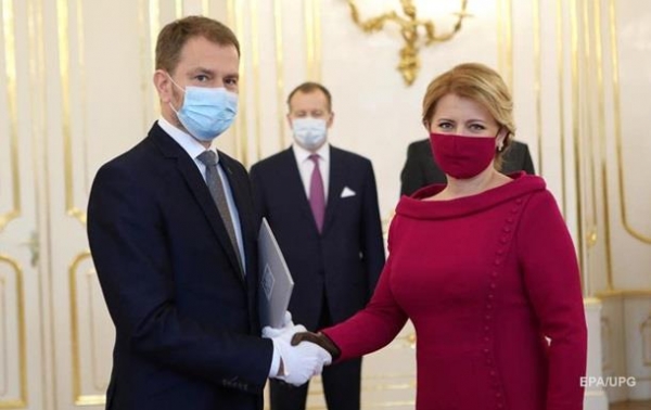 В Словакии новое правительство принесло присягу в масках и перчатках