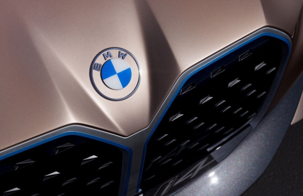 Новый логотип BMW не появится на автомобилях