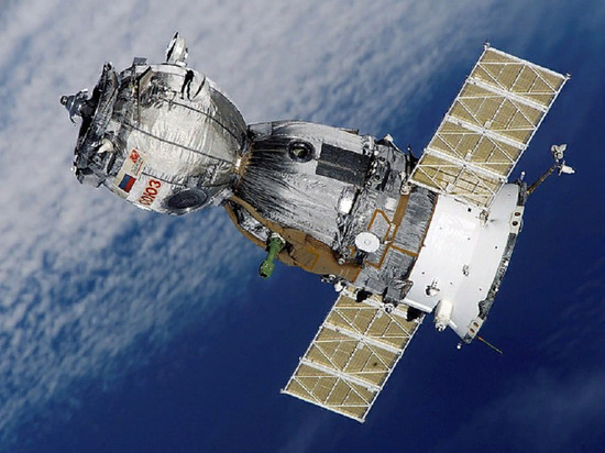 Космический корабль "Союз" с тремя космонавтами приземлился в степи Казахстана