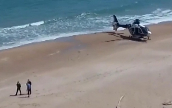 В Испании копы посадили вертолет на пляж ради нарушителя карантина