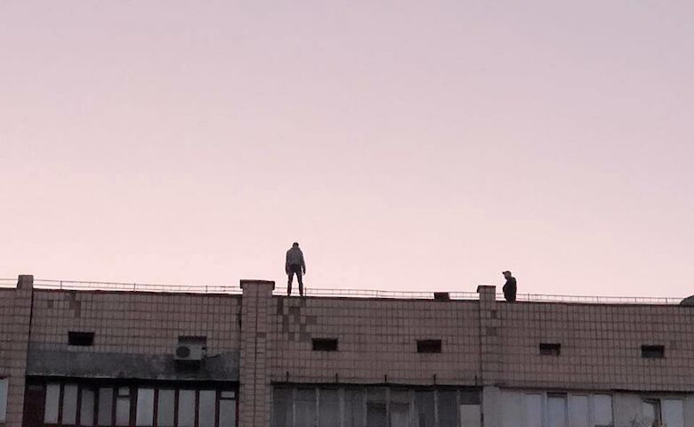 парень хотел прыгнуть с крыши многоэтажки