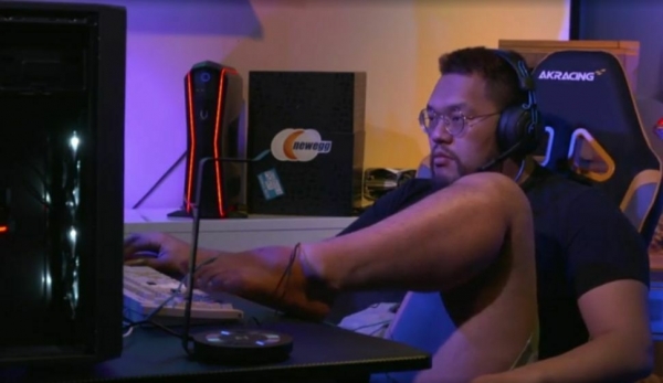 Киберспортсмен сыграл в StarCraft на огромной клавиатуре и победил! Пришлось играть ногами