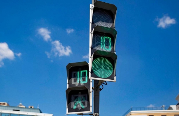 Действия зеленого сигнала светофора продлили в Москве