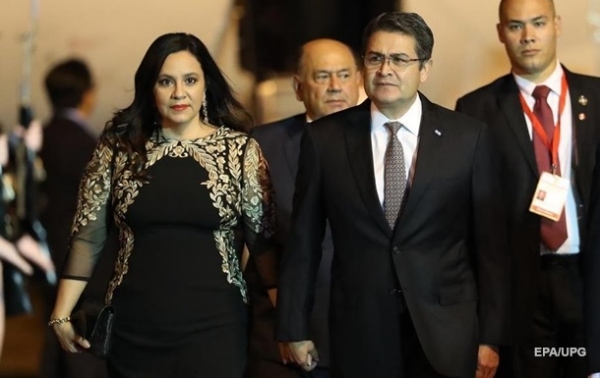 В Гондурасе президент и первая леди заболели COVID-19