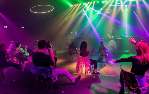 В Нидерландах посетителей клуба рассадили на стулья и запретили вставать
