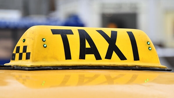 Отказавшегося везти студента из Конго таксиста наказали