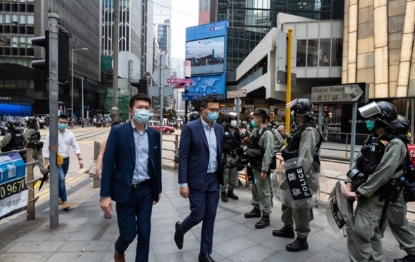 Гонконг вводит жесткие ограничения из-за COVID