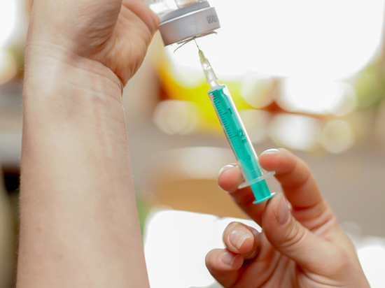 Прорыв: оксфордские ученые пообещали обеспечивающую «двойную защиту» вакцину от коронавируса