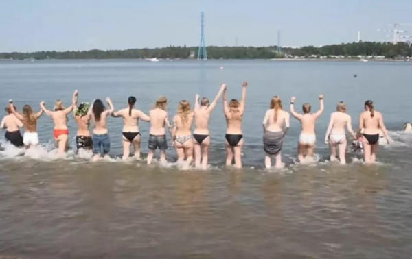 В Хельсинки на одном из центральных пляжей провели "Топлес флешмоб" 