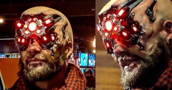 Косплей на психопата из Cyberpunk 2077 удивил интернет. Похоже, автор из будущего
