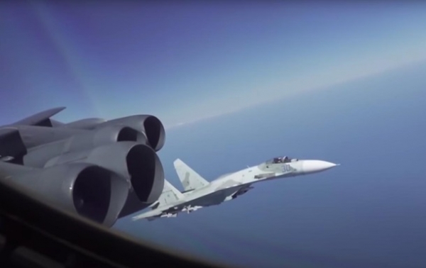 Су-27 перехватил самолет США: появилось видео