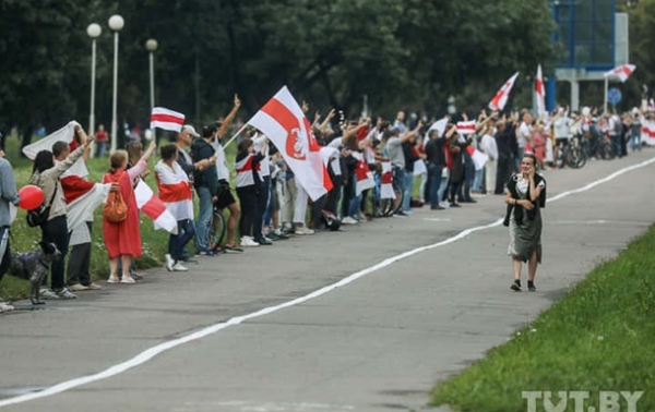 Активисты в Минске создали живую цепь на 13 км