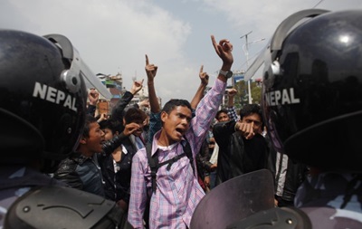 В Непале полиция применила водометы против нарушителей карантина