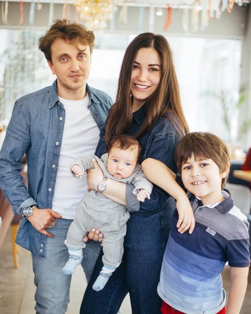 Дорохов Денис с женой и детьми
