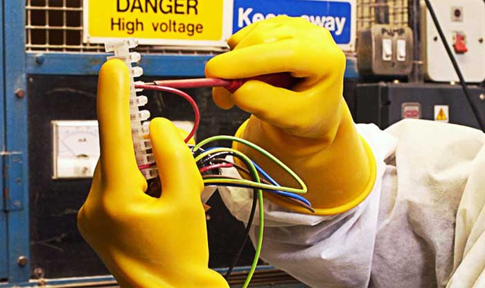 Виды диэлектрических перчаток для защиты электрика и их проверка