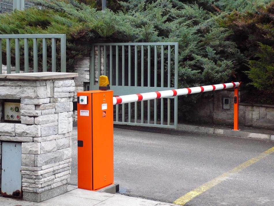 Шлагбаумы и барьеры: Обеспечение безопасности и контроля доступа