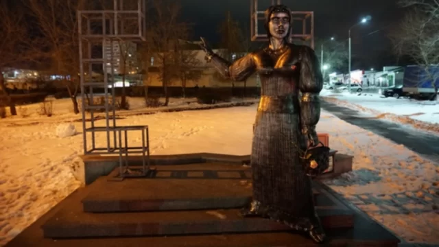 Памятник Аленке в Нововоронеже