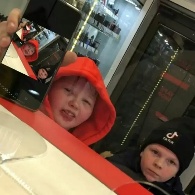Школьники в вейпшопе