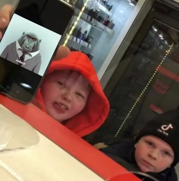 Школьники в вейпшопе