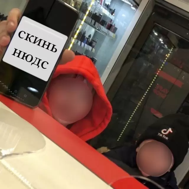 Школьники в вейпшопе