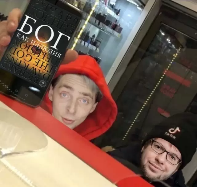 Школьники в вейпшопе