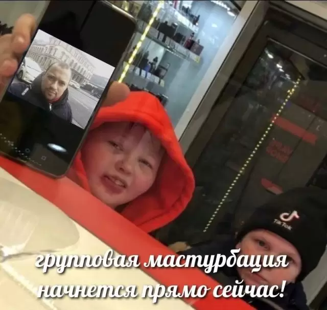 Школьники в вейпшопе